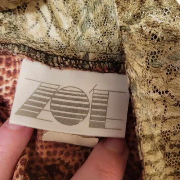 Chic Paisley Maxi Dress with Gold Accents - Picture 5 of 11